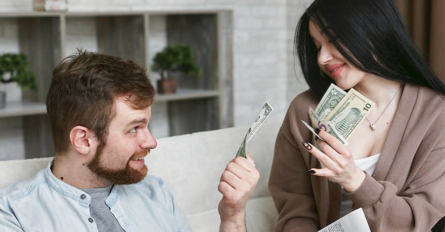 Como o casal deve lidar com dinheiro